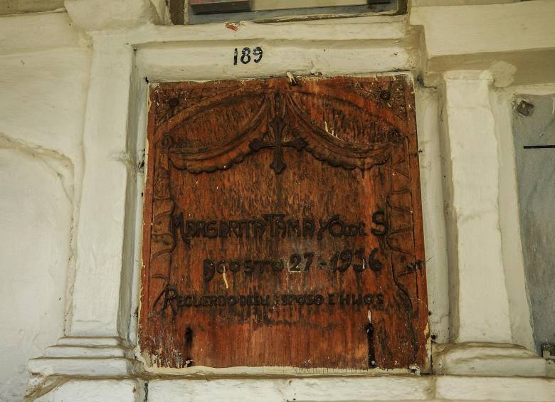 Una rareza entre el mausoleo: una tumba adornada con una lápida de fina madera que está cerca de cumplir 90 años. Foto: Camilo Suárez