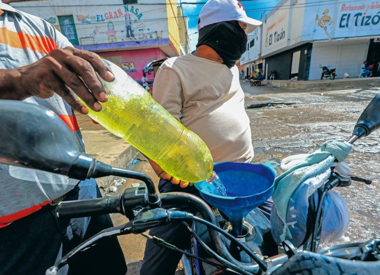 En las esquinas de Maicao y Uribia, la venta de gasolina sigue siendo una actividad comercial fuerte. Es el medio de subsistencia de familias. FOTO camilo suárez.