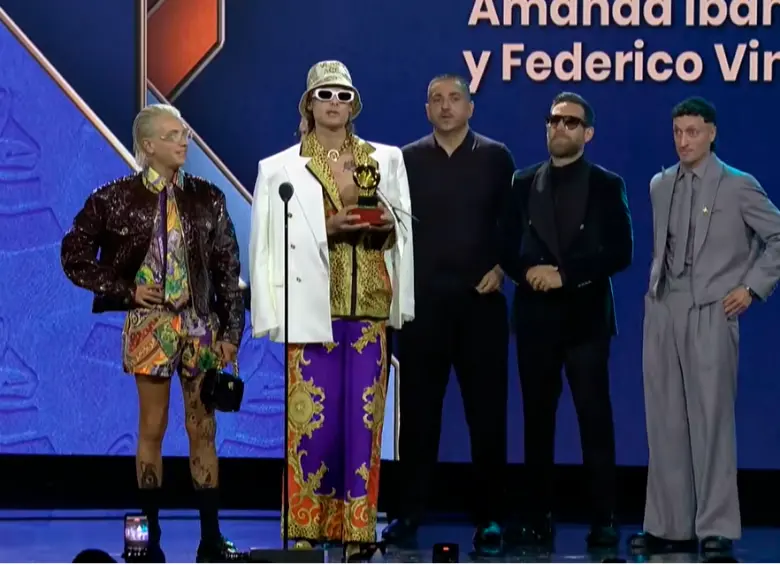 Ca7riel & Paco amoroso recibiendo el premio. A la derecha, de gris, el colombiano Vicente Jiménez, más conocido como Vibarco. FOTO Captura de pantalla. 