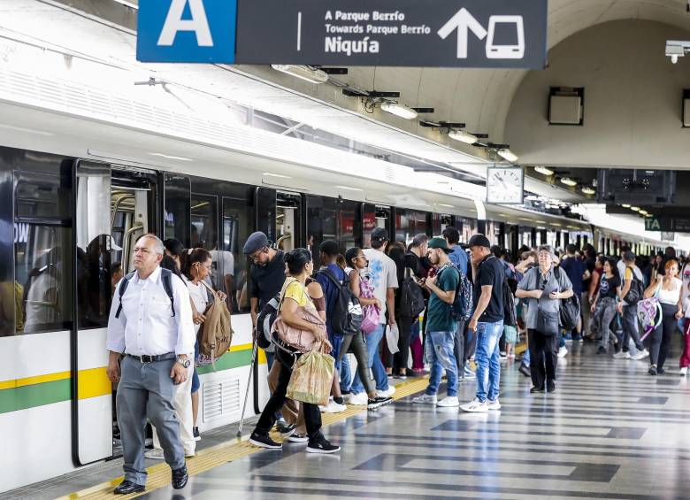 Descripción: El Metro de Medellín cambia sus horario para le llegada de turistas y locales a la Feria de las Flores 2024. Foto: Jaime Pérez Munévar