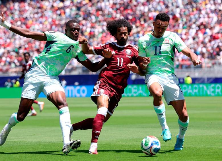 Suiza (verde) y Catar tuvieron este sábado un juego aguerrido, que al final terminó 1-1. FOTO: @Fifaworldcup