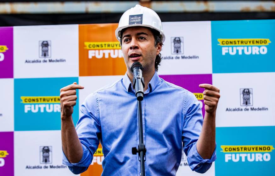 El alcalde de Medellín, Daniel Quintero, explicó, con base en lo dicho por uno de sus conductores, los motivos por los cuales las tapas de las alcantarillas se levantan. FOTO: JAIME PÉREZ
