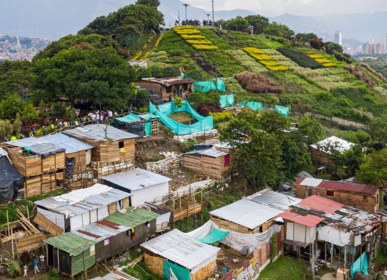 Las construcciones ilegales que serán derribadas se ubican en la parte alta del morro. Son al menos 100 viviendas. El proceso duraría al menos ocho días. FOTO Manuel Saldarriaga