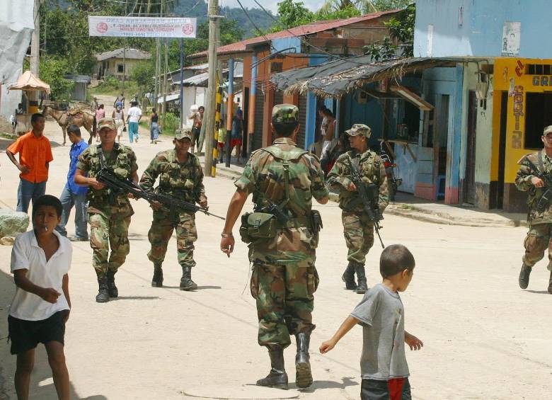 Por ola de violencia en Segovia, nordeste antioqueño, la administración municipal decretó toque de queda para menores y prohibición de parrillero hombre. FOTO: Juan Antonio Sánchez Ocampo