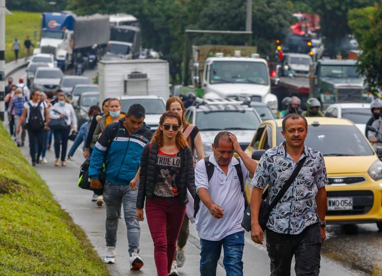 Muchos usuarios deciden no hacer fila para tomar los buses y continuar el camino a pie. Foto: MANUEL SALDARRIAGA QUINTERO.