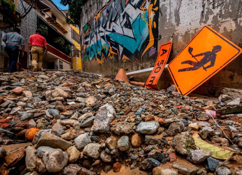 Del rastro de las obras solo quedan las señales viales abandonadas por los contratistas. FOTO: Camilo Suárez.