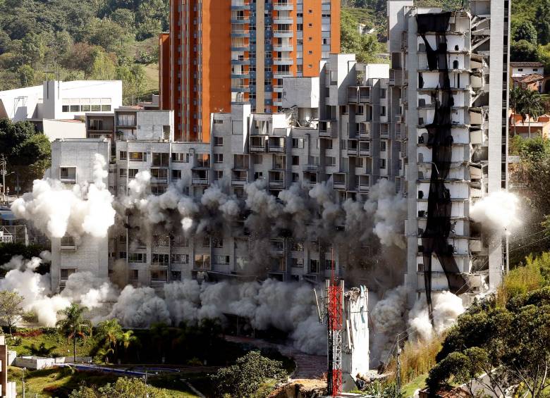 El edificio Space, en El Poblado, fue implosionado en septiembre de 2014 tras presentar graves fallas estructurales. FOTO: JAIME PÉREZ MUNÉVAR