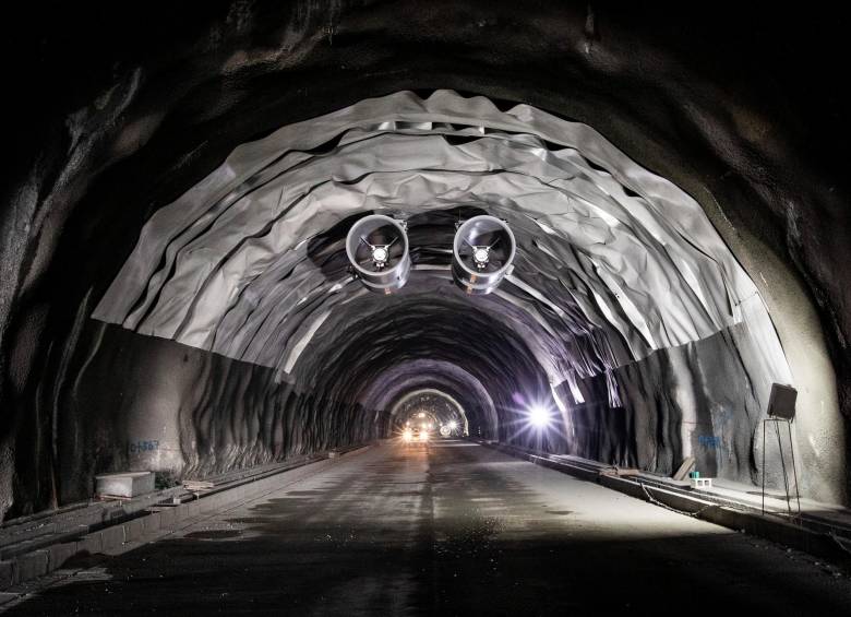 Grandes sorpresas se alistan en el segundo túnel de Occidente que construye el proyecto Mar 1, como sus ventiladores longitudinales, sus paredes con vitrificado y sus luces led. FOTO Jaime Pérez