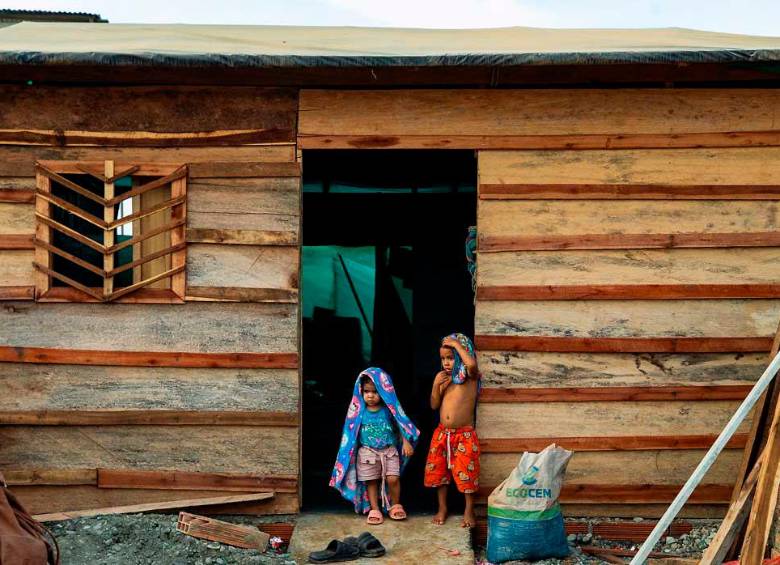 Primero llegó la conexión irregular a la luz, que es la que está a la vista, y con ella los parlantes una ciudad sin políticos ni instituciones del Estado, sin impuestos ni subsidios. Una ciudad con Dios pero sin ley..Foto: Camilo Suárez Echeverry