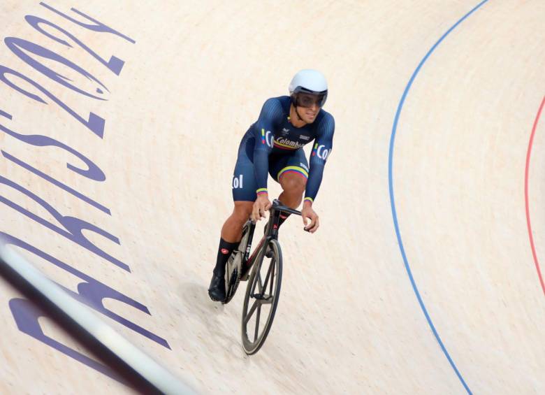 Cristian Ortega durante su actuación en el heat semifinal del keirin en el ciclismo de pista de Juegos Olímpicos de París. FOTO CORTESÍA COC