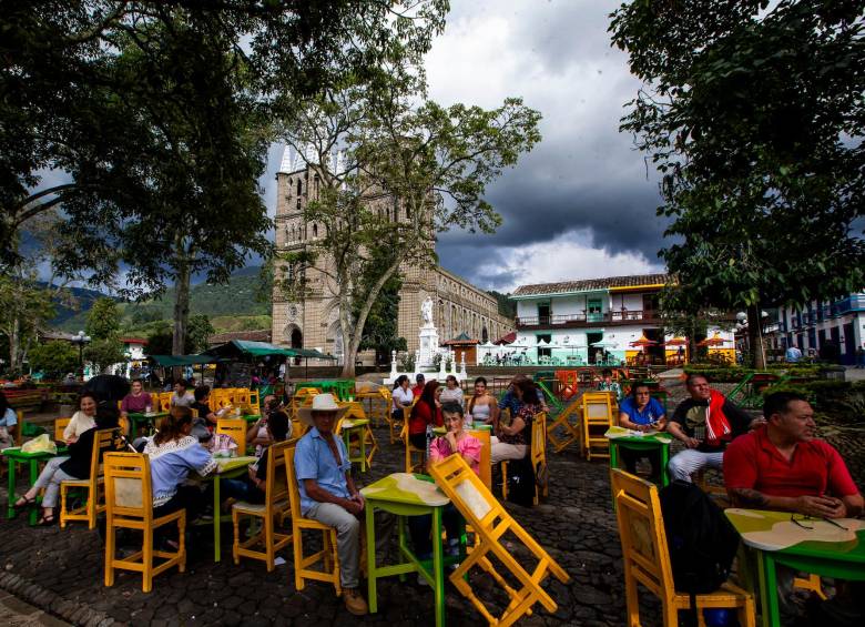 El turismo prevalece entre los renglones turísticos de Jardín. Ha sido fuente de empleo formal pero también ha llevado a una creciente presión inmobiliaria y transformación de la cultura del pueblo. 