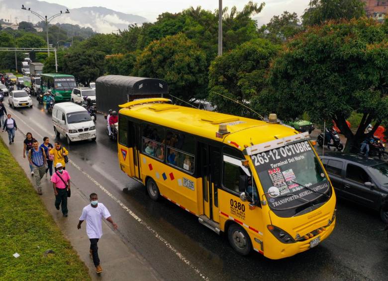 Los usuarios caminan por la autopista norte para llegar hasta la estación Caribe. Foto: MANUEL SALDARRIAGA QUINTERO.