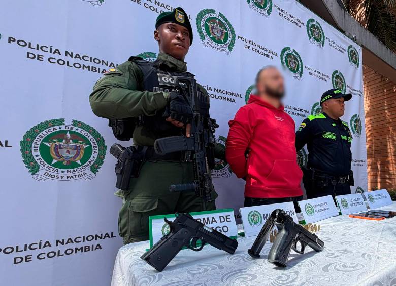 En el allanamiento que se hizo en una casa de la comuna 8, además de la captura de “Huelillo”, las autoridades incautaron dos armas de fuego y munición. FOTO: POLICÍA