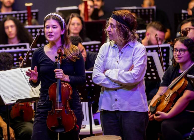 Elisa, del municipio de Jardín, toca la viola y forma parte de los 52 músicos que fueron seleccionados en audiciones a ciegas para la Orquesta Departamental de Antioquia. FOTO: CAMILO SUÁREZ