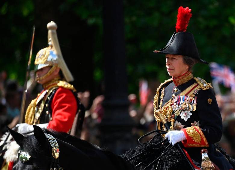 La familia real británica se unió al tradicional desfile militar “Trooping the colour”. El príncipe Carlos, heredero al trono británico, que hoy representó a su madre durante esta procesión; su primogénito, Guillermo, y la princesa Ana (foto), se unieron a los militares a caballo.
