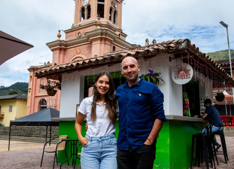 Deicy Cifuentes y Alexander Palacios crearon este espacio para dar a conocer el sabor del café de Pueblorrico a sus habitantes y turistas. FOTO Julio César Herrera