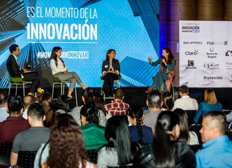 De izquierda a derecha: Ignacio Gaitán, presidente del Grupo El Colombiano; Ana Uribe, gerente de Sostenibilidad del Grupo Argos; Paula Durán, directora de Sostenibilidad de Corficolombiana; Mercedes Barrera, gerente de Ciudadanía Corporativa del Grupo Sura. FOTO julio césar herrera