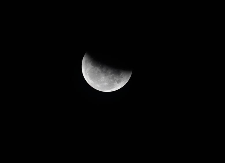 Una de las fases del eclipse vistas desde el cielo de Purwakarta, Indonesia. Foto: EFE. 