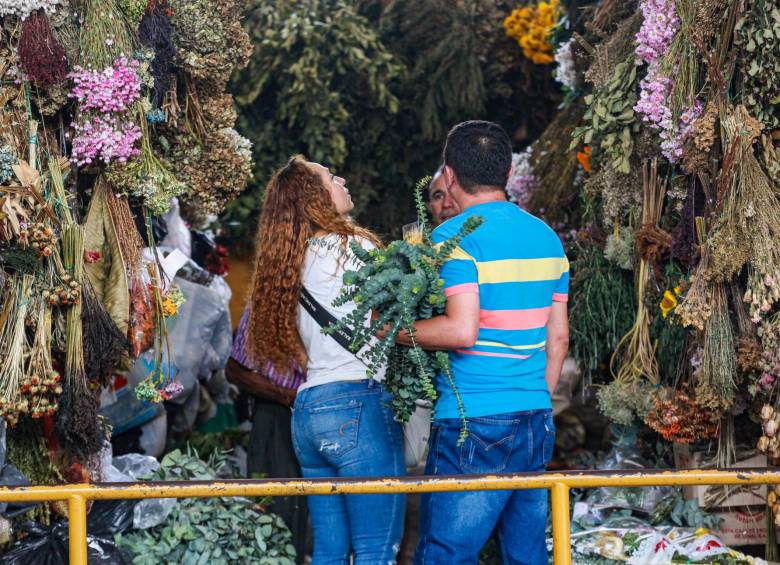 En distintos puntos de la ciudad las personas están comprando todo para sus rituales de Año Nuevo. FOTO Manuel Saldarriaga