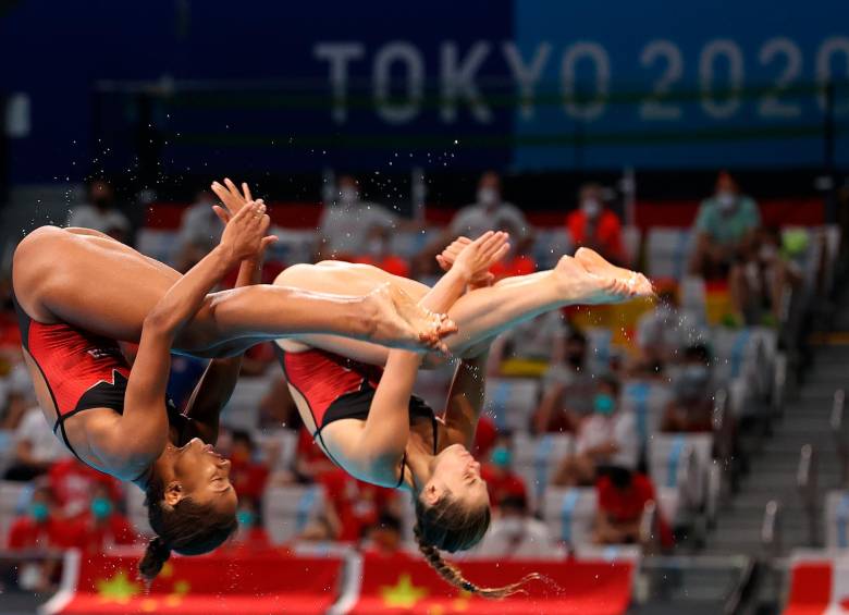 Ennifer Abel y Melissa Citrini Beaulieu de Canadá compiten en el trampolín sincronizado de 3 m para mujeres. Foto Getty Images