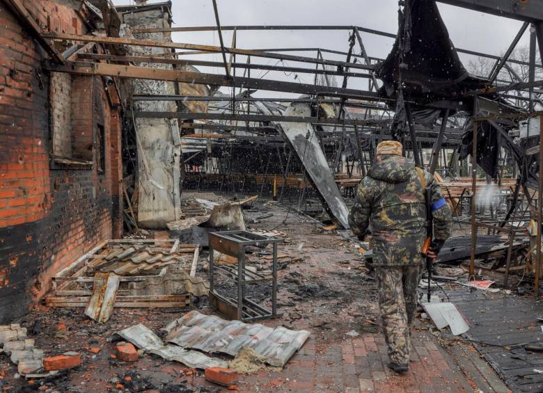 Un soldado camina por la ciudad de Chernihiv en Ucrania. FOTO: EFE.