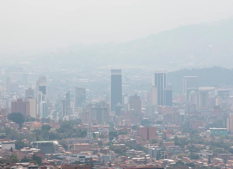 Medellín ya registró este año 10 estaciones de monitoreo de calidad del aire en color naranja, lo que implica riesgos para la salud. FOTO cAMILO sUÁREZ