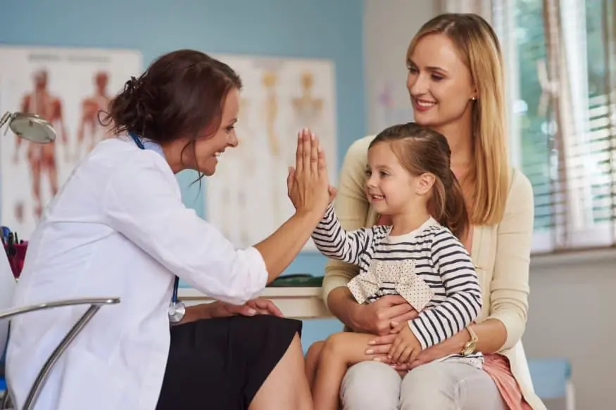 La teleconsulta pediátrica permite que niños y niñas con síntomas leves sean valorados por un especialista sin salir de casa y, según el caso, reciban manejo en el hogar o sean remitidos a consulta presencial o urgencias. FOTO: Magnific.