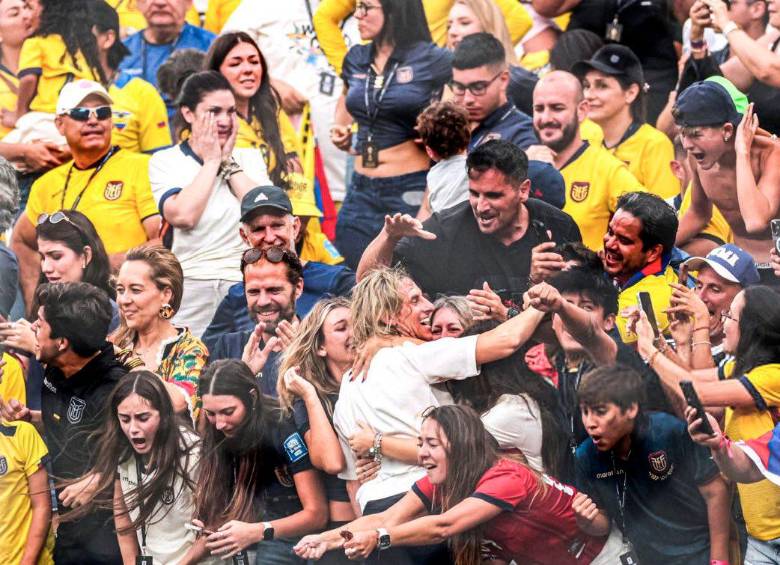Momento del gol donde Beccacece se abraza con su esposa y familia. FOTO: Tomada