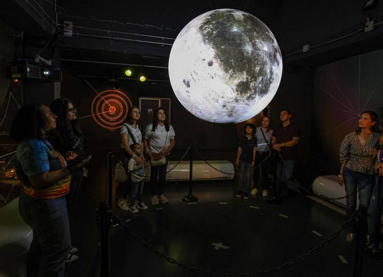 La esfera también puede proyectar la Luna. FOTO: Manuel Saldarriaga