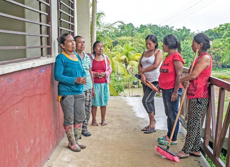 Mujeres de la etnia Tikuna se reúnen en la comunidad de San Martín de Amacayacu. Allí se han reportado suicidios. <b><span class=mln_uppercase_mln> </span></b>FOTO<b><span class=mln_uppercase_mln> AFP</span></b>
