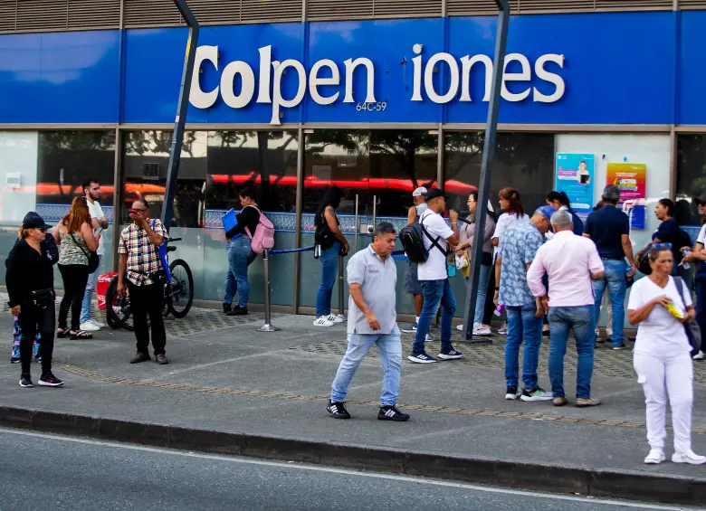 Anif indicó que el incremento del salario mínimo implica un aumento automático en las obligaciones del Estado con los pensionados del régimen de prima media que maneja Colpensiones. FOTO Julio César Herrera
