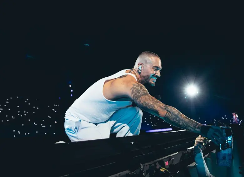 La producción técnica y el diseño del escenario fueron desarrollados principalmente por mano de obra local, destacando la capacidad de la industria colombiana para ejecutar espectáculos de alto nivel. Además, más de 40 personas, también colombianas, participaron en el diseño y producción del vestuario, generando un amplio rango de empleos directos e indirectos relacionados con el montaje y producción de Ciudad Primavera.