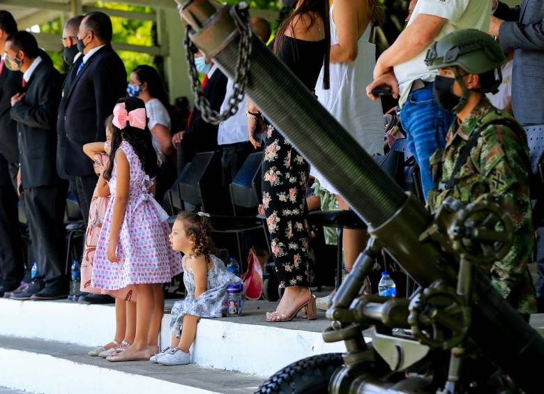 Los niños no se perdieron ni un instante la celebración militar en la Cuarta Brigada de Medellín. FOTO. Jaime Pérez
