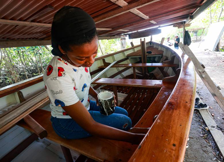 Con barco a vela reviven el oficio de la carpintería naval en costa de Urabá