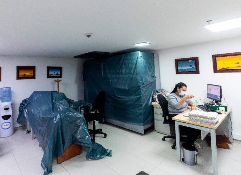 Algunos funcionarios trabajan incómodos por las goteras, mientras que otros despachos cerraron. FOTO Camilo Suárez