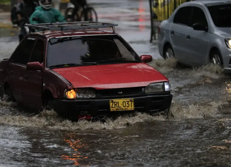Los autos tuvieron que navegar por varias calles inundadas de Medellín. FOTO: Camilo Suárez