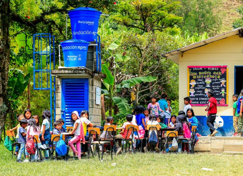 Increíble: 87 niños reciben clases en escuela de pueblo de Antioquia donde solo caben 20