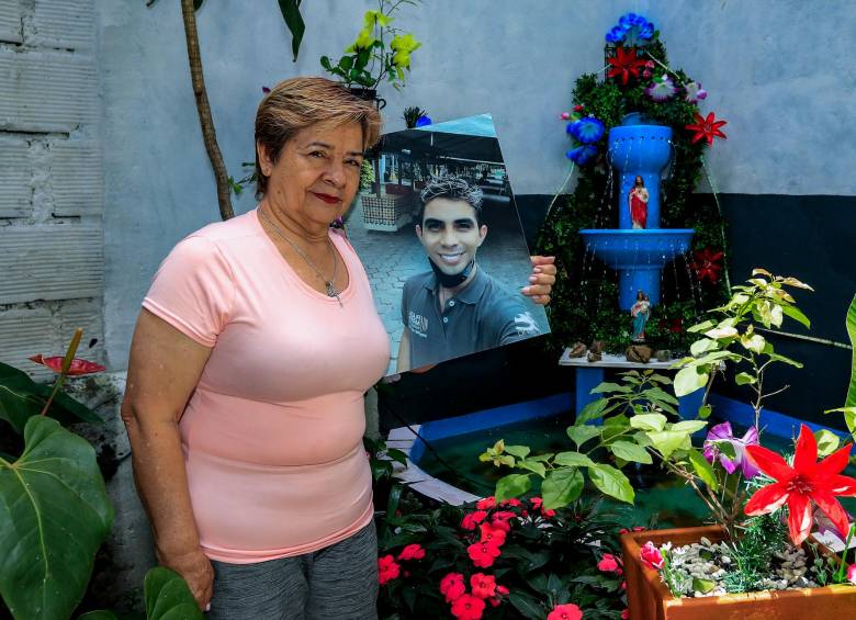 Rosa Belén Alzate pide justicia por el asesinato de su hijo, Juan David López, el 28 de enero. Es uno de los diez hombres homosexuales que han asesinado este año en Medellín. FOTO jaime pérez 