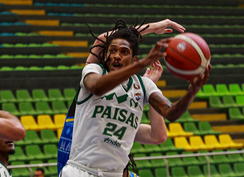 El norteamericano Vicent Cole aporta en la ofensiva de Paisas en la Liga Profesional de baloncesto. FOTO Manuel Saldarriaga