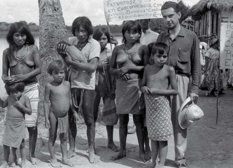 Eduardo Cote Lamus con Emilio Tichiliano y dos de sus tres mujeres en Bellavista, Chocó. Septiembre de 1958. Foto: Cortesía de los Herederos de Eduardo Cote Lamus.