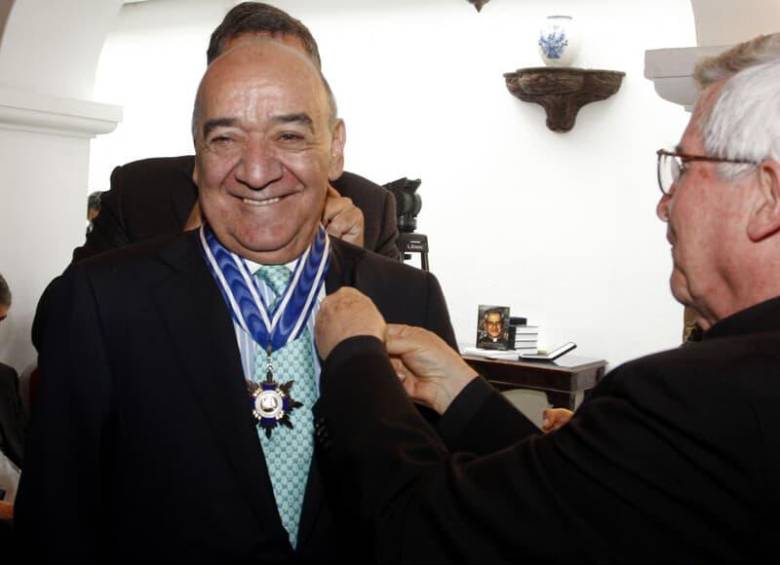 El periodista Yamid Amat permanece hospitalizado en una unidad de cuidados intensivos en Bogotá, donde recibe atención médica y permanece bajo observación. FOTO: Colprensa. 