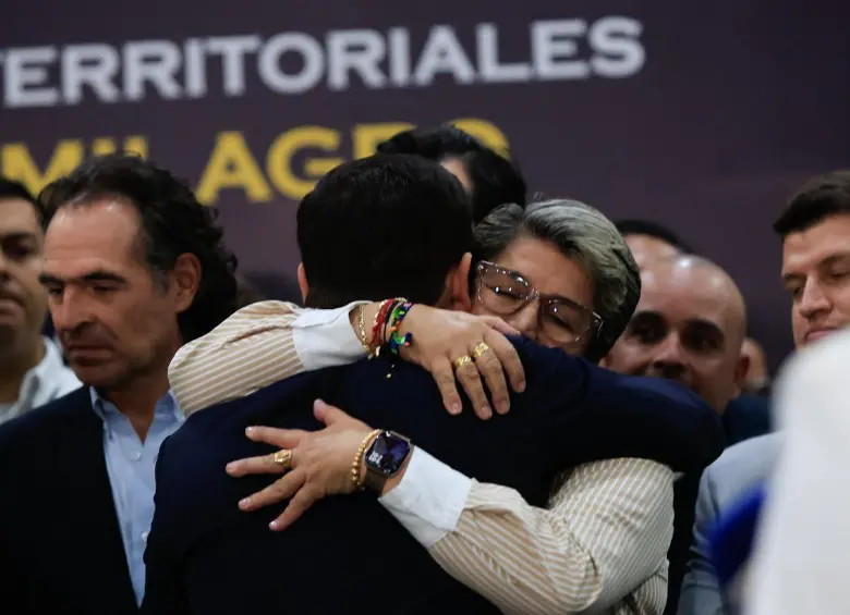 El presidente electo Abelardo De la Espriella junto a la alcaldesa de El Peñol, Sandra Duque. FOTO: EL COLOMBIANO