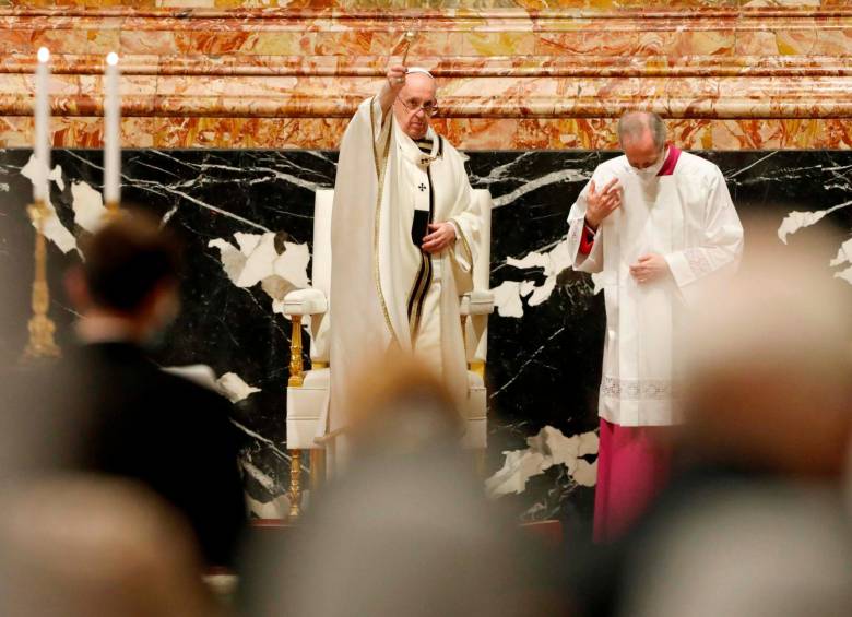 El Papa Francisco hace la bendición del agua en la ceremonia realizada en la Basílica de San Pedro. Foto: EFE