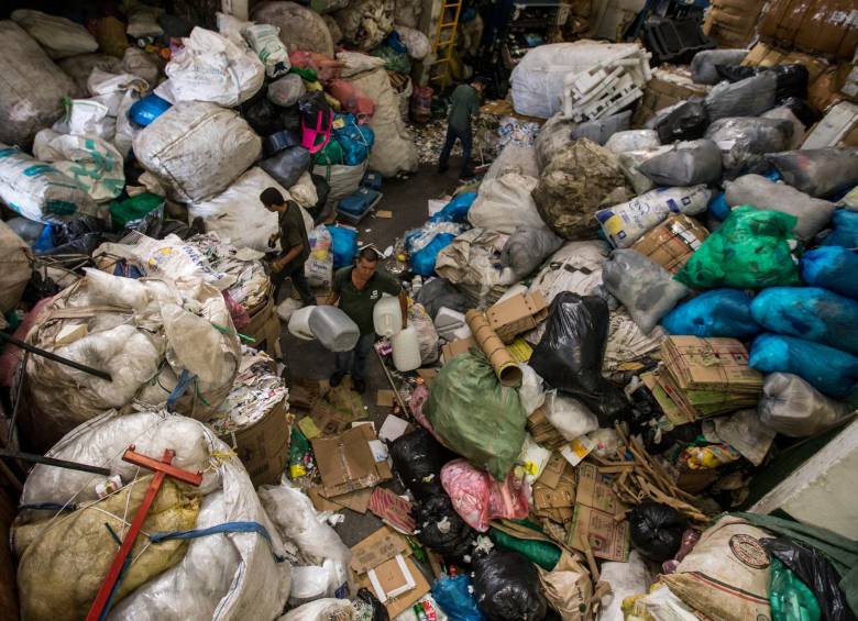 Como alcalde de Bogotá, Gustavo Petro incluyó a 14 mil recicladores en el sistema de aseo de la ciudad, pero los líos durante su implementación le valieron investigaciones, sanciones y multas. FOTO Jaime Pérez