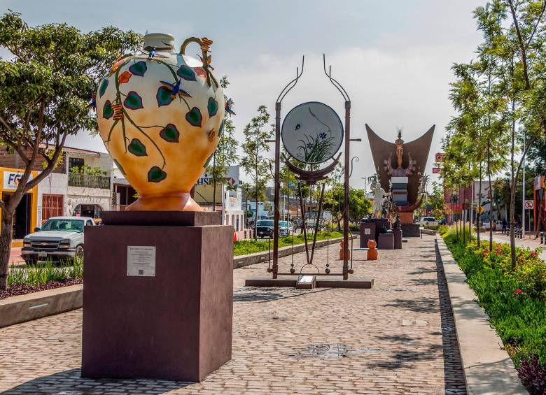 Las calles de Tonalá combinan historia, cultura y comercio en un ambiente donde el arte forma parte del paisaje cotidiano. Foto: Oficina de Visitantes y Convenciones de Guadalajara
