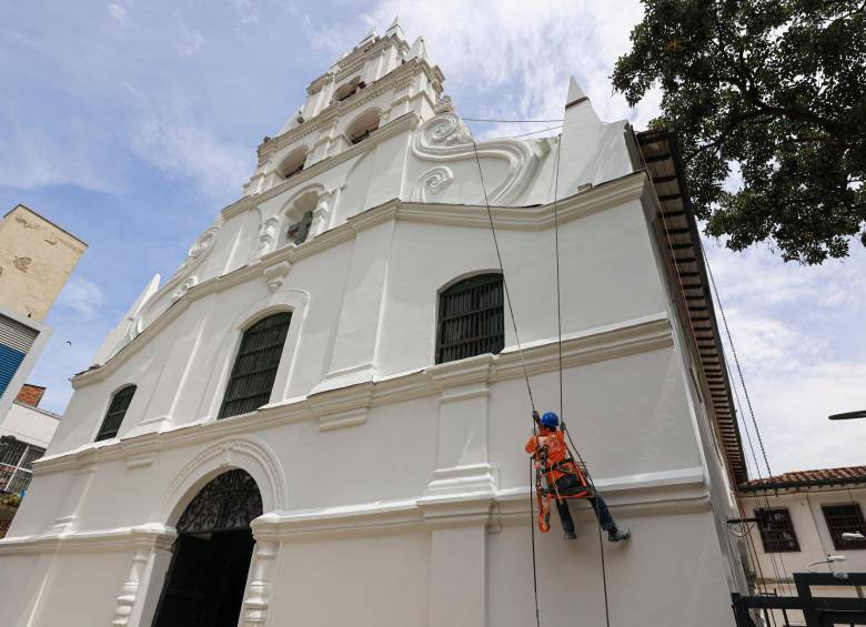 La restauración de la fachada de esta icónica iglesia tiene un costo de $51 millones y se hace debido al deterioro que presentaba. También se están adecuando los laterales. FOTOS MANUEL SALDARRIAGA