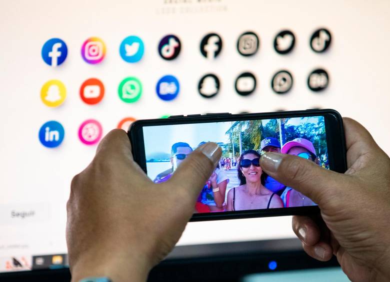 El “sharenting” se refiere a la acción de los padres que comparten información reservada de sus hijos en diferentes plataformas y redes sociales a través de fotos, videos, comentarios u otro material. FOTO Camilo Suárez