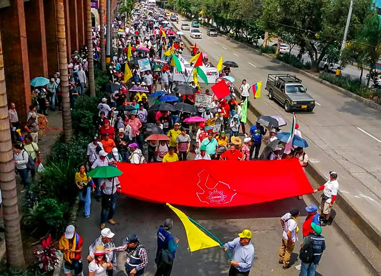 Arriba, marcha de sindicatos en la Avenida Oriental. Abajo, manifestación de al parecer venteros ambulantes. FOTO: Manuel Saldarriaga