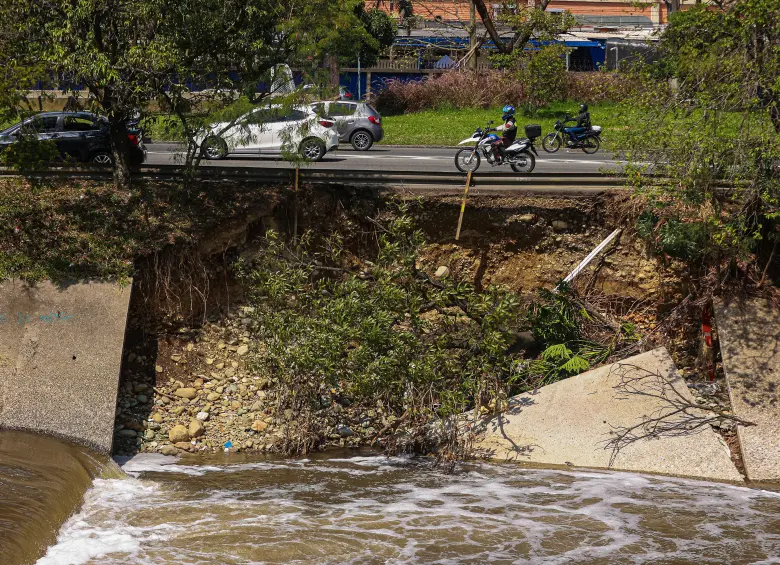 Este es el punto que será intervenido para garantizar la estabilidad de la autopista sur. FOTO: Manuel Saldarriaga