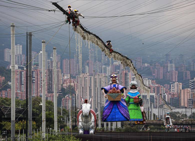 Desmonte de alumbrados en Medellín. Foto: Manuel Saldarriaga Quintero